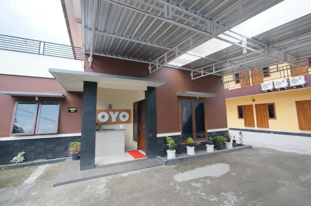 Oyo 347 Bayang Brothers Guest House Maguwo Buitenkant foto